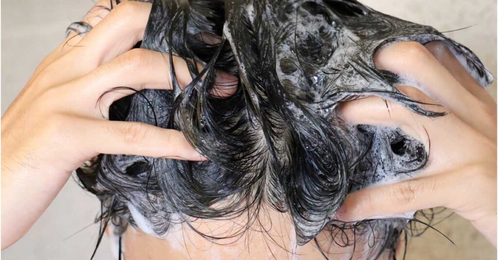 man shampooing his hair